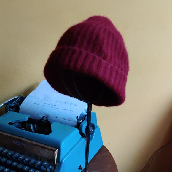 The Cashmere Beanie Steven Alan Burgundy Maroon - Picture 3 of 9